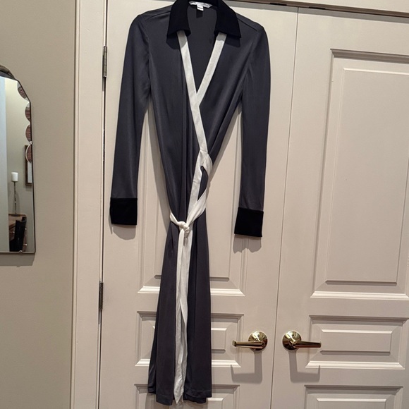 Diane Von Furstenberg Cybil 2 Gray and White Long Sleeve Dress - Picture 2 of 3